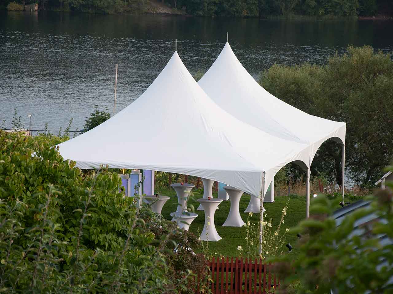 Partytält hyra temafest i trädgård
